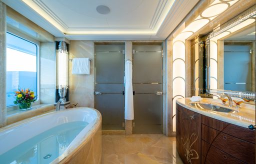 Charter yacht AMARYLLIS en suite