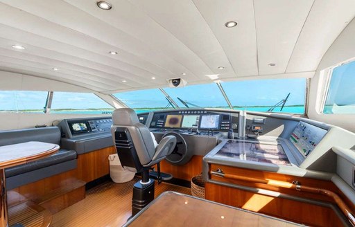 Charter yacht MAMBO helm station
