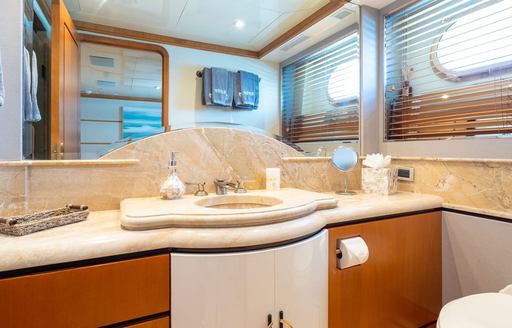 Charter yacht XOXO basin in en suite