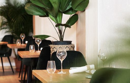 MIZA L'Entrepôt Martinique dining area