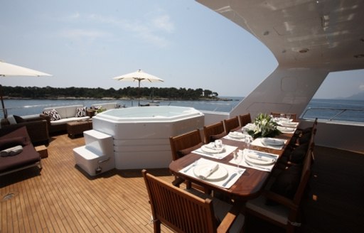 The exterior of superyacht DAYDREAM