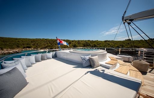 Charter yacht ANIMA MARIS sunpads