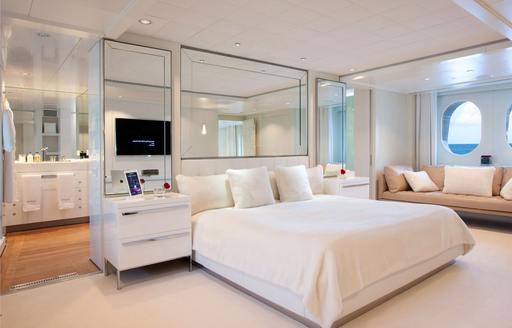 motor yacht IDOL's master suite