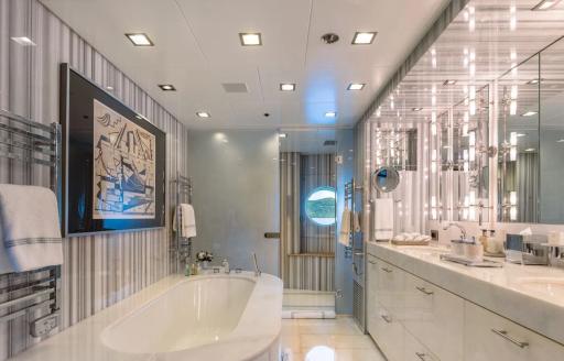 Charter yacht HOLDIN' MY OWN ensuite