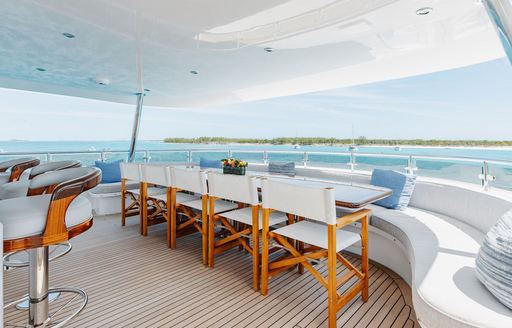 Charter yacht MEMENTO VIVERE exterior dining setup