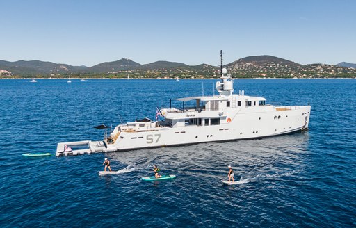 Charter yacht S7 running