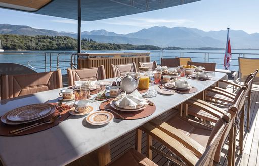 Charter yacht HAZE² alfresco dining