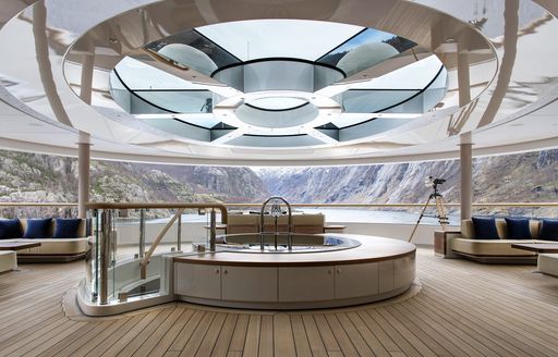 Jacuzzi onboard charter yacht FLYING FOX