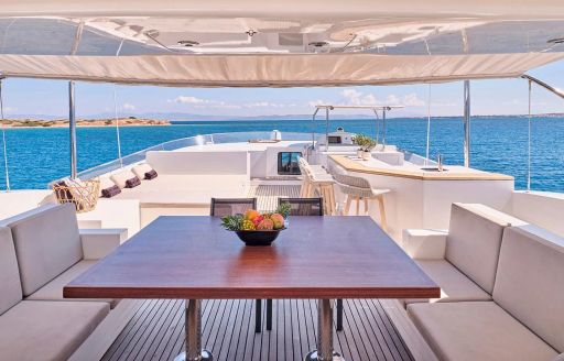 Charter yacht SANJANA alfresco dining table
