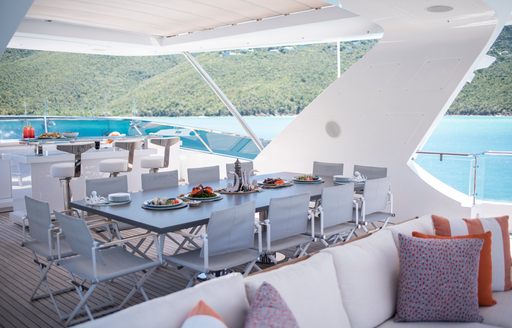Charter yacht WABASH alfresco dining table