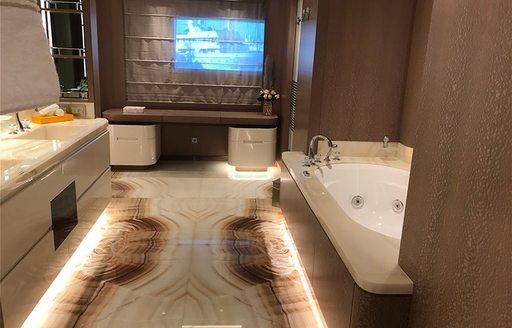 en suite bathroom facilities on superyacht o'pari 