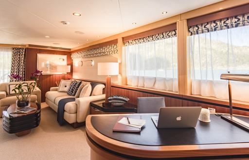 Luxury yacht SPIRIT main salon