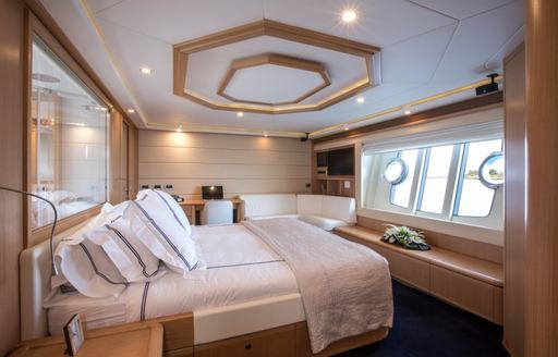 large bed in the master suite of motor yacht Porthos Sans Abri 