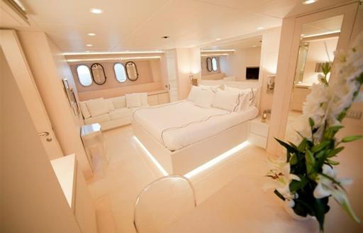 white-coloured master suite on superyacht Tuscan Sun