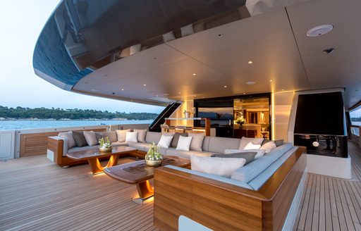 Superyacht VERTIGE sofa seating and dining 