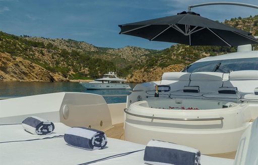 Jacuzzi and sunpads on the foredeck of luxury yacht ‘Casino Royale’ 