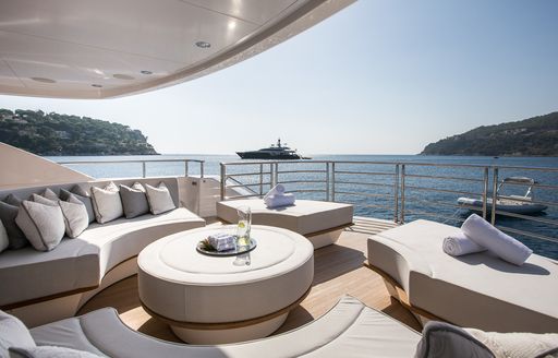 luxe lounge on upper deck aft of motor yacht THUMPER 