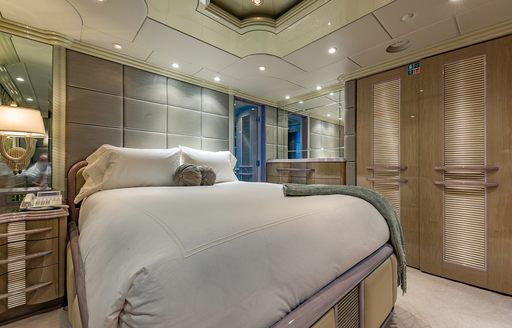 I love this boat's stateroom