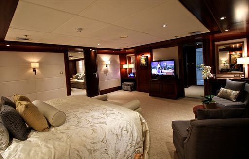 full-beam master suite on board superyacht ‘Lauren L’ 