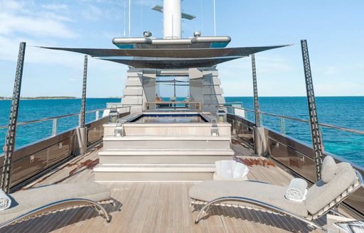 The swimming pool situated in the center of superyacht MIZU