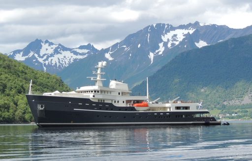 legend-large-charter-yacht