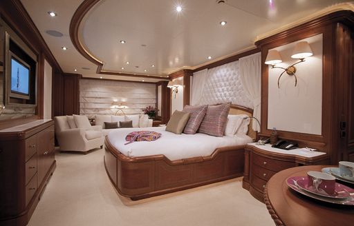 Master stateroom onboard MY Jo I