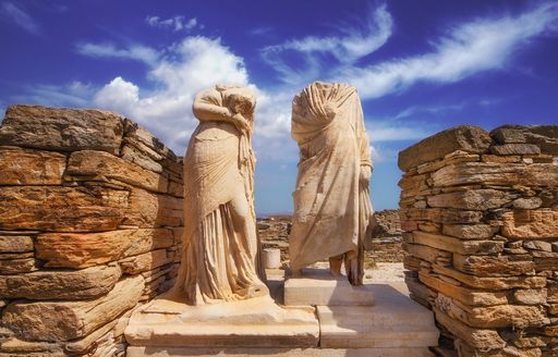 Twin statues with no heads in Delos