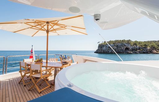 Jacuzzi and alfresco dining area on the sundeck of motor yacht Benita Blue 