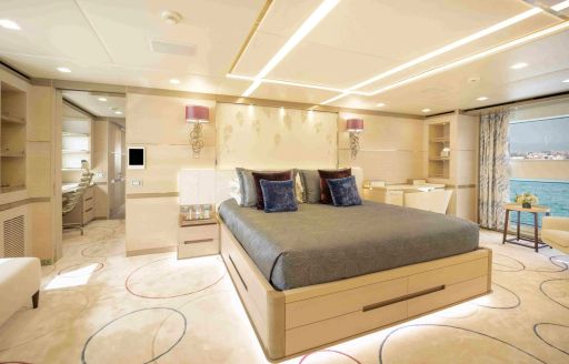 Overview of the master cabin onboard boat charter CHARADE