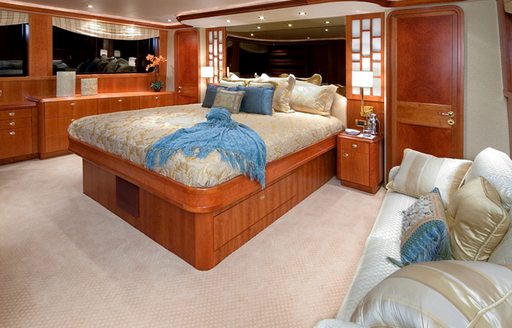 luxury motor yacht ARIOSO master suite