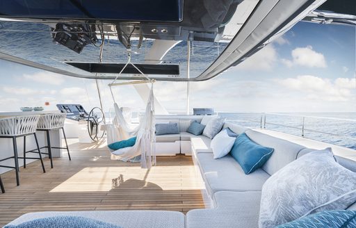 Overview of the aft deck onboard S/Y GREY B