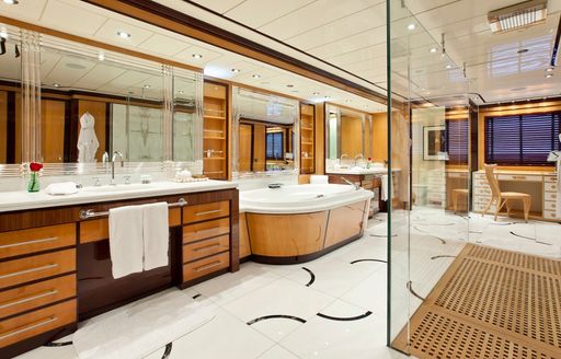 full-beam en suite/bathroom in master suite on board charter yacht ‘Force Blue’ 
