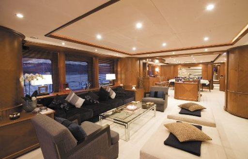 classically styled main salon on board motor yacht SEABLUE’Z