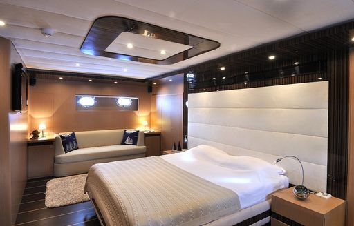 full-beam master suite on board sailing yacht ‘Le Pietre’ 