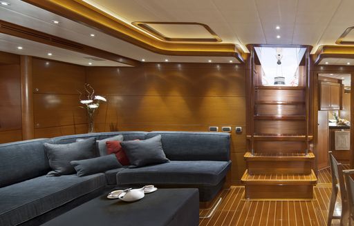 lounge area in main salon of sailing yacht MUZUNI