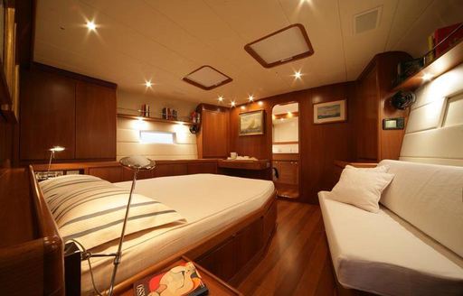 The master cabin on board sailing yacht 'Si Vis Pacem'