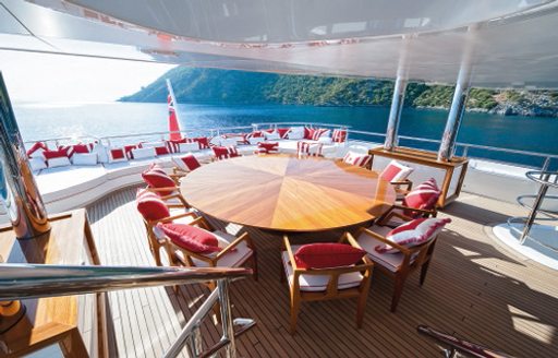 Al fresco dining on board superyacht AXIOMA