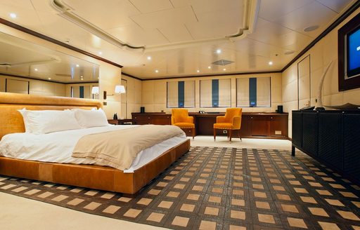 full-beam master suite on board charter yacht ‘Force Blue’ 