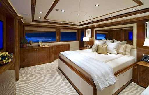 luxury motor yacht VIVA MAS master suite