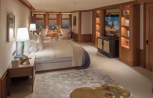 full-beam master suite on board luxury yacht SAMADHI 