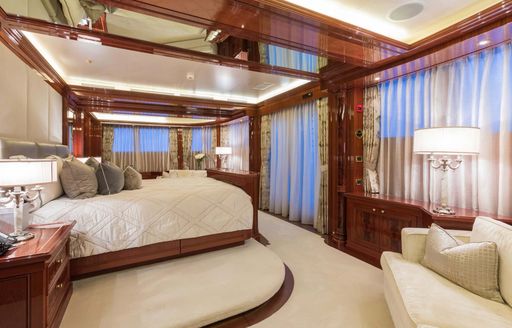 Overview of the master cabin onboard charter yacht JOIA THE CROWN JEWEL