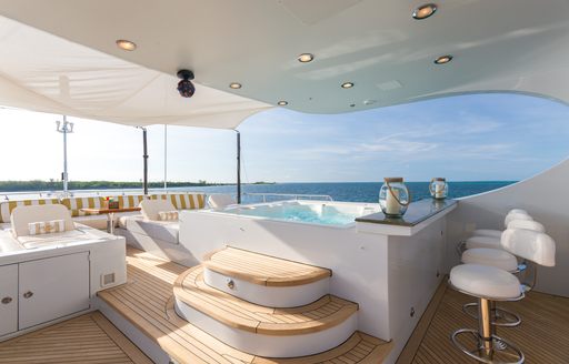 Jacuzzi with swim-up bar on sundeck of motor yacht ‘Amarula Sun’ 