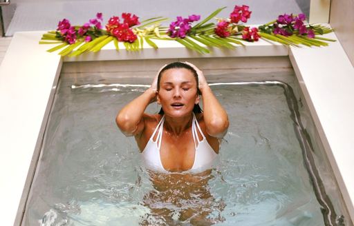 Tahiti - Algotherm Dermo Ocean Spa person