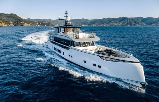 motor yacht JETSETTER from Dynamiq underway 