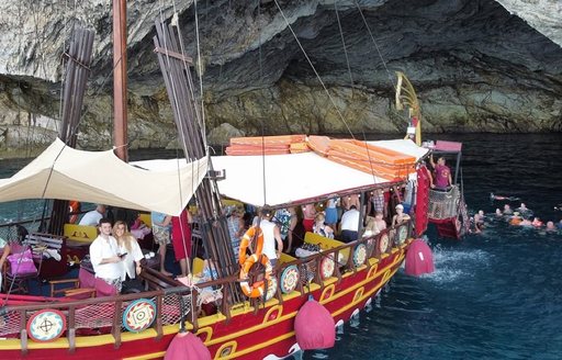 Lefkada - Papanikolis Cave boat entrance