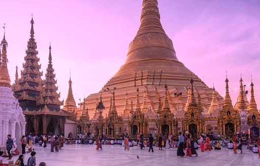 Myanmar - Shwedagon Pagoda people