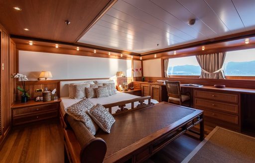 Master cabin on board charter yacht BLEU DE NIMES