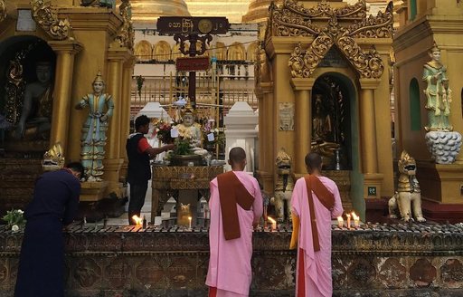 Myanmar - Shwedagon Pagoda interior people