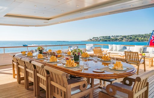 Alfresco dining onboard MY Mosaique