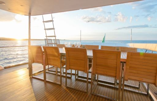 Charter yacht PRINCESS MAELA exterior dining setup